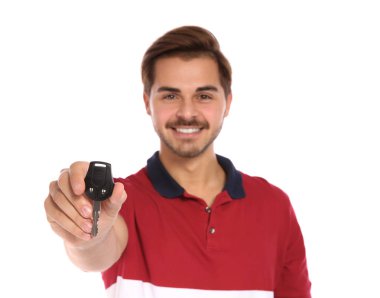 Araba anahtarı beyaz arka plan üzerinde mutlu genç adam. Sürücü belgesi almak