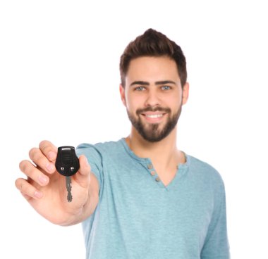 Beyaz arka plan üzerinde lisans sürüş ile mutlu gençler