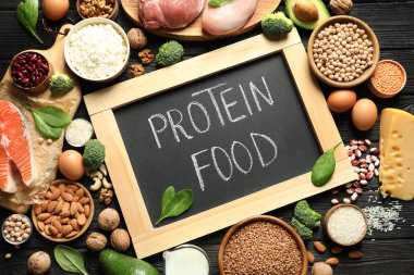 Kara tahta doğal ürünler, üstten görünüm arasında yazılı metinle Protein yiyecek