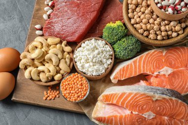 Tablo, üstten görünüm farklı doğal gıda. Yüksek protein diyeti