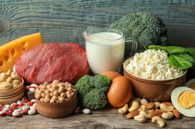 Farklı doğal gıda masada. Yüksek protein diyeti