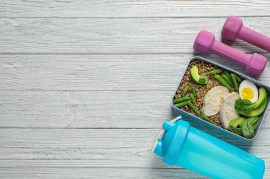 Düz doğal protein konteyner ile kompozisyon gıda ahşap zemin üzerinde yatıyordu. Metin için yer