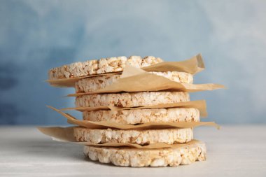 Ahşap masa üstünde gevrek pirinç kek yığını