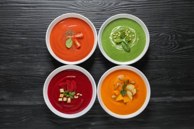 Çeşitli Çorbalar kase ahşap arka plan, üstten görünüm üzerinde. Sağlıklı gıda