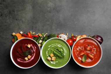 Çeşitli krem Çorbalar, malzemeler ve gri arka plan üzerinde metin için yer, düz yatıyordu. Sağlıklı gıda