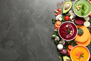 Çeşitli krem Çorbalar, malzemeler ve gri arka plan üzerinde metin için yer, düz yatıyordu. Sağlıklı gıda