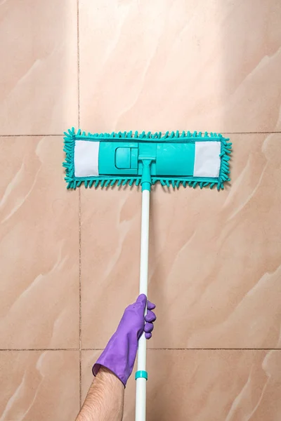 Homem Limpeza Piso Azulejo Com Esfregão Vista Superior — Fotografia de Stock