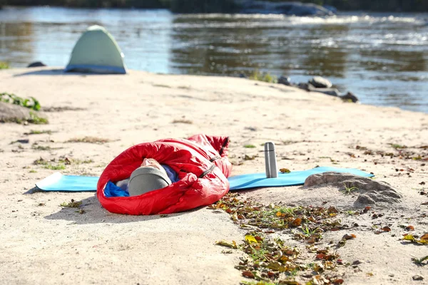 Mężczyzna Camper Leżącego Śpiwór Dzikiej Plaży — Zdjęcie stockowe