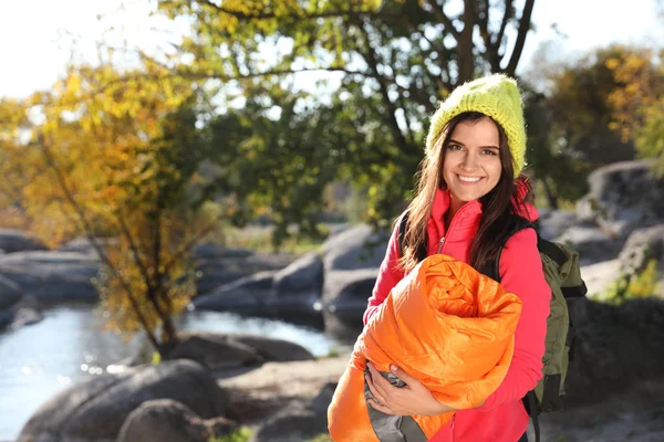 美しい湖の近くの寝袋と女性のキャンピングカー テキストのためのスペース — ストック写真