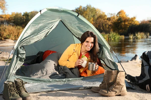 Νεαρή Γυναίκα Έχοντας Πρωινό Υπνόσακο Στο Εσωτερικό Του Σκηνή Camping — Φωτογραφία Αρχείου