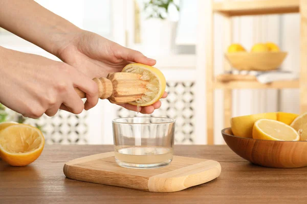 Kvinna Klämma Citronsaft Med Trä Brotsch Glasskål Bordet — Stockfoto