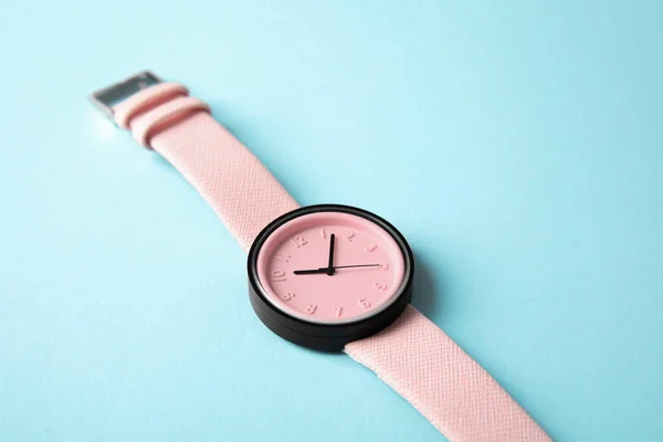 Elegante Reloj Pulsera Sobre Fondo Color Accesorio Moda — Foto de Stock