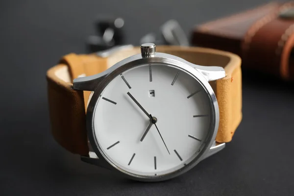 Elegante Reloj Pulsera Sobre Fondo Oscuro Accesorio Moda —  Fotos de Stock