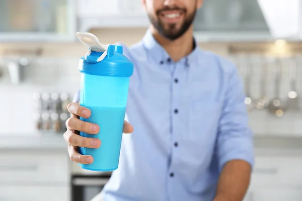 Joven Sosteniendo Botella Batido Proteínas Cocina Primer Plano —  Fotos de Stock