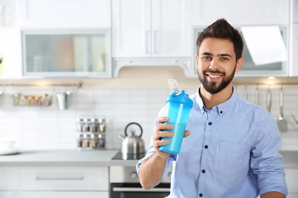 Joven Sosteniendo Botella Batido Proteínas Cocina Espacio Para Texto —  Fotos de Stock