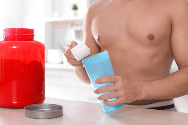 Jovem Sem Camisa Homem Preparando Batido Proteína Mesa Cozinha Close — Fotografia de Stock