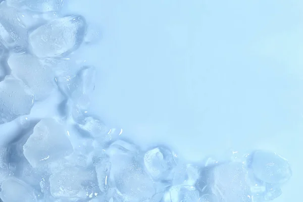 Renk Arka Plan Üstten Görünüm Üzerinde Eriyen Buz Küpleri Metin — Stok fotoğraf