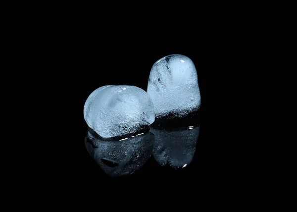 Siyah Arka Plan Üzerinde Eriyen Buz Küpleri Donmuş Sıvı — Stok fotoğraf