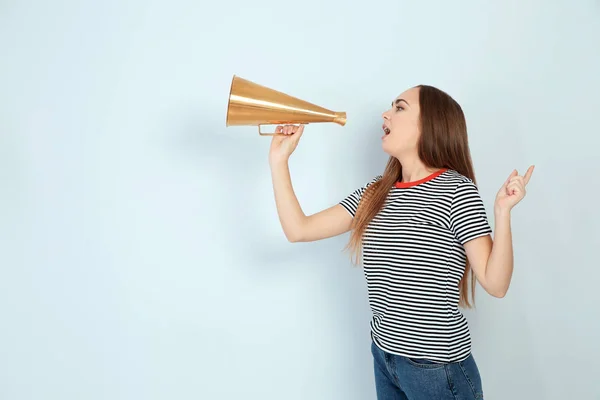 Jeune Femme Avec Mégaphone Sur Fond Blanc Espace Pour Texte — Photo