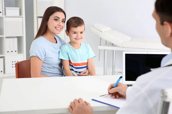 Médico Infantil Examinando Pouco Paciente Com Estetoscópio Casa — Fotografia de Stock