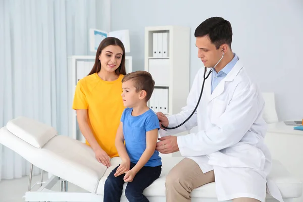 Médico Niños Examinando Pequeño Paciente Con Estetoscopio Casa —  Fotos de Stock