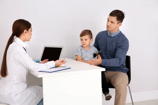 Medico Pediatrico Che Esamina Piccolo Paziente Con Stetoscopio Casa — Foto Stock