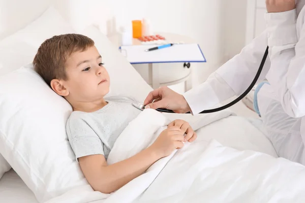 Médico Infantil Examinando Pouco Paciente Com Estetoscópio Casa — Fotografia de Stock