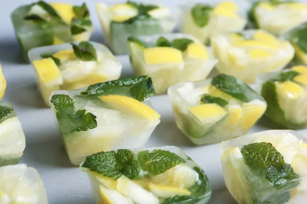 Cubos Hielo Con Menta Limón Sobre Fondo Gris — Foto de Stock