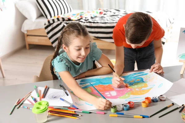 Små Barn Målning Bild Vid Bord Inomhus — Stockfoto