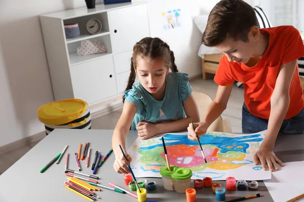 Crianças Pintando Quadro Mesa Dentro Casa — Fotografia de Stock