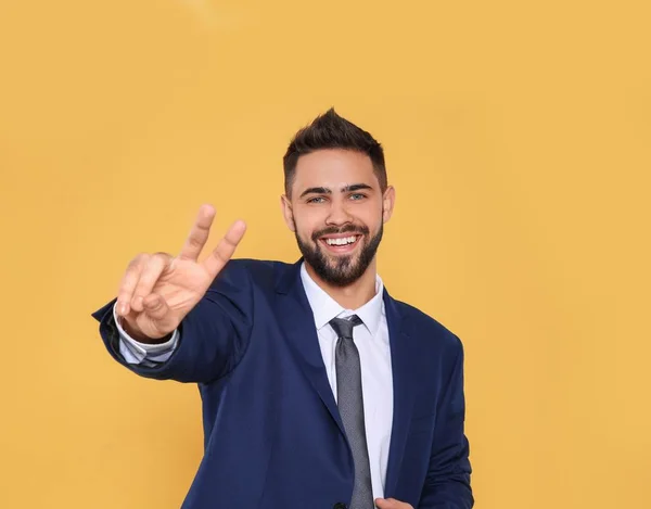 Feliz Joven Celebrando Victoria Fondo Color — Foto de Stock