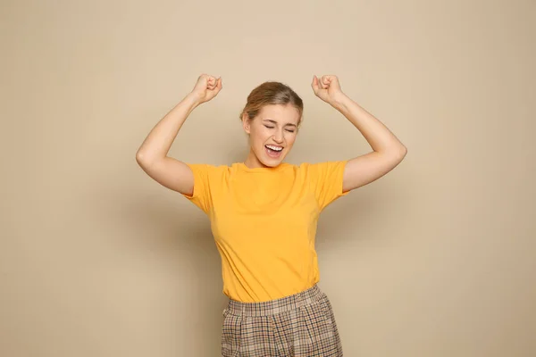 Glad Ung Kvinna Visar Tummen Upp Färgbakgrund Firar Seger — Stockfoto