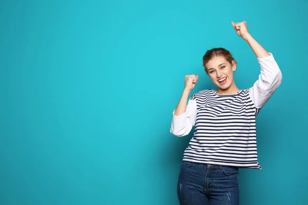 快乐的年轻女子在颜色背景上竖起大拇指 庆祝胜利 — 图库照片