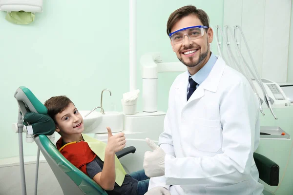 Dentista Profissional Trabalhando Com Pouco Paciente Clínica Moderna — Fotografia de Stock