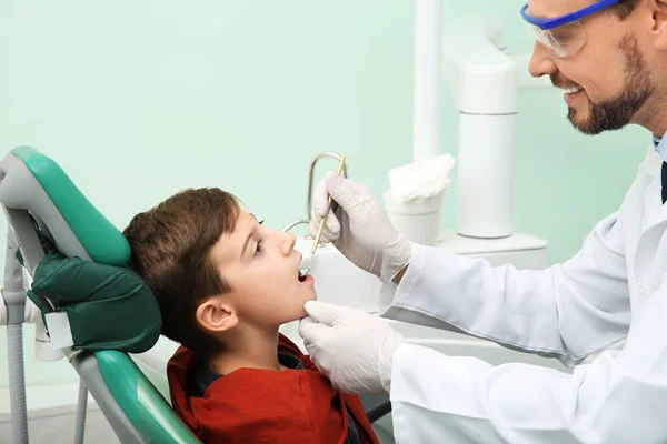 Dentista Profesional Que Trabaja Con Poco Paciente Clínica Moderna —  Fotos de Stock