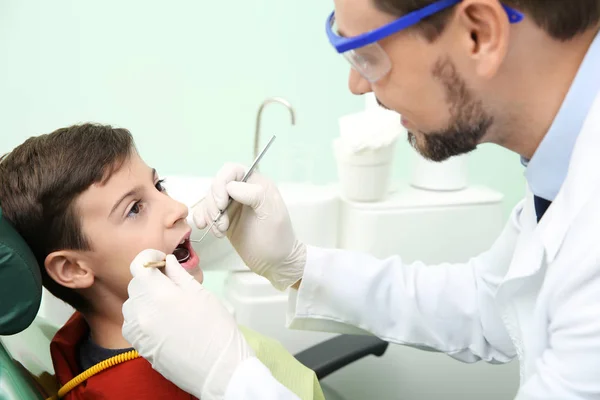 Dentista Profesional Que Trabaja Con Poco Paciente Clínica Moderna —  Fotos de Stock