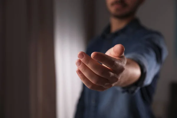 Man Erbjuder Hjälpande Hand Suddig Bakgrund Närbild — Stockfoto