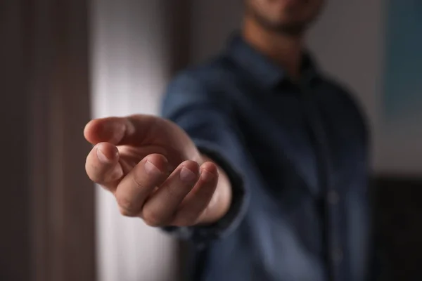 Man Erbjuder Hjälpande Hand Suddig Bakgrund Närbild — Stockfoto