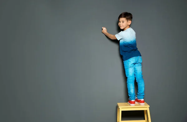 Klein Kind Schrijven Van Brieven Doen Wiskunde Groene Schoolbord — Stockfoto