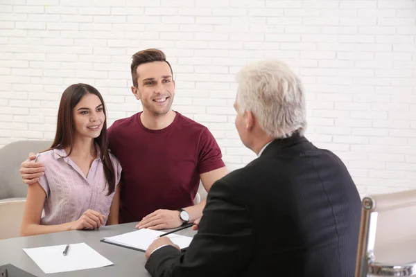 Abogado Teniendo Reunión Con Pareja Joven Oficina — Foto de Stock