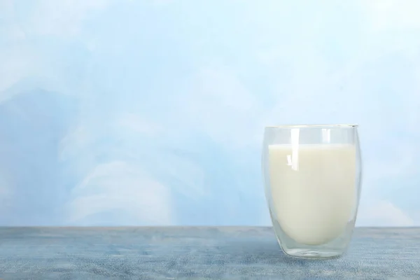 Glas Mit Frischer Milch Auf Dem Tisch Vor Farbigem Hintergrund — Stockfoto
