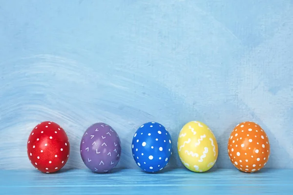 Zdobené Velikonoční Vajíčka Stole Barevné Stěny Prostor Pro Text — Stock fotografie