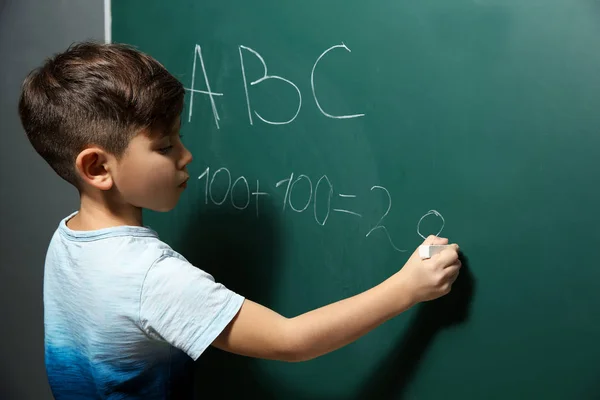 Kleines Kind Schreibt Buchstaben Und Macht Mathe Auf Grüner Tafel — Stockfoto