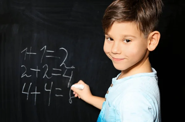 Criança Com Giz Fazendo Matemática Quadro Negro — Fotografia de Stock