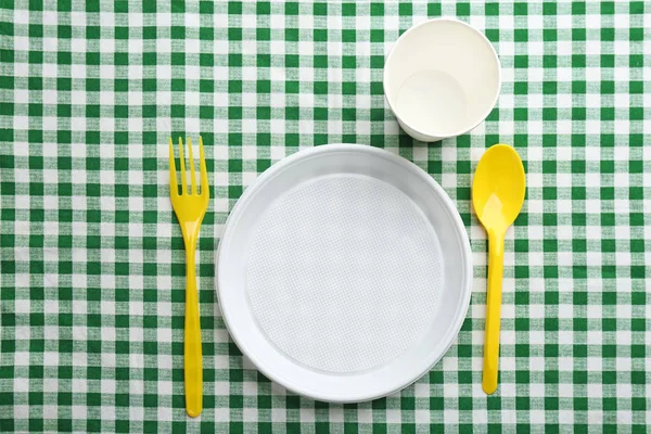 Komposition Mit Plastikgeschirr Auf Karierter Tischdecke Ansicht Von Oben Picknicktisch — Stockfoto