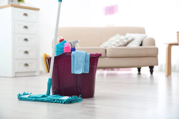 Trapeador Detergentes Suelo Sala Estar Espacio Para Texto Servicio Limpieza — Foto de Stock