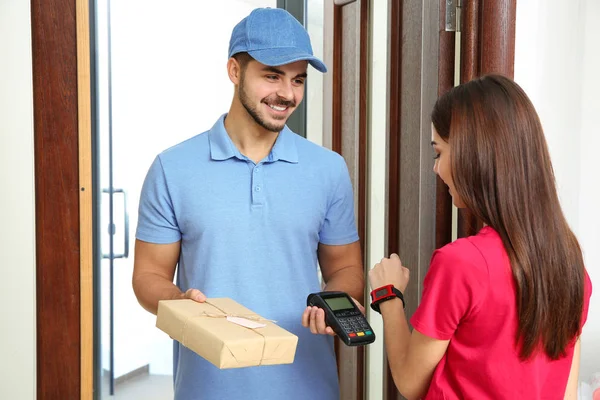 Mulher Com Smartwatch Usando Terminal Para Pagamento Entrega Dentro Casa — Fotografia de Stock