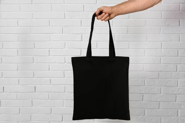 Man Met Katoen Winkelen Eco Bag Voor Tegen Muur Mockup — Stockfoto
