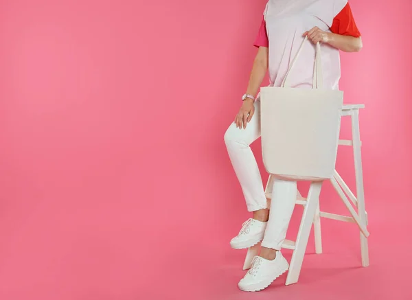 Mujer Sentada Con Eco Bag Sobre Fondo Color Prepárate Para — Foto de Stock