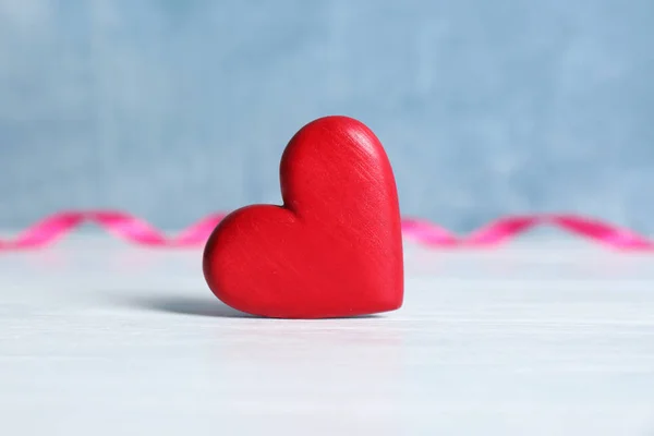 Κόκκινη Διακοσμητική Καρδιά Σύμβολο Της Αγάπης Στο Τραπέζι — Φωτογραφία Αρχείου